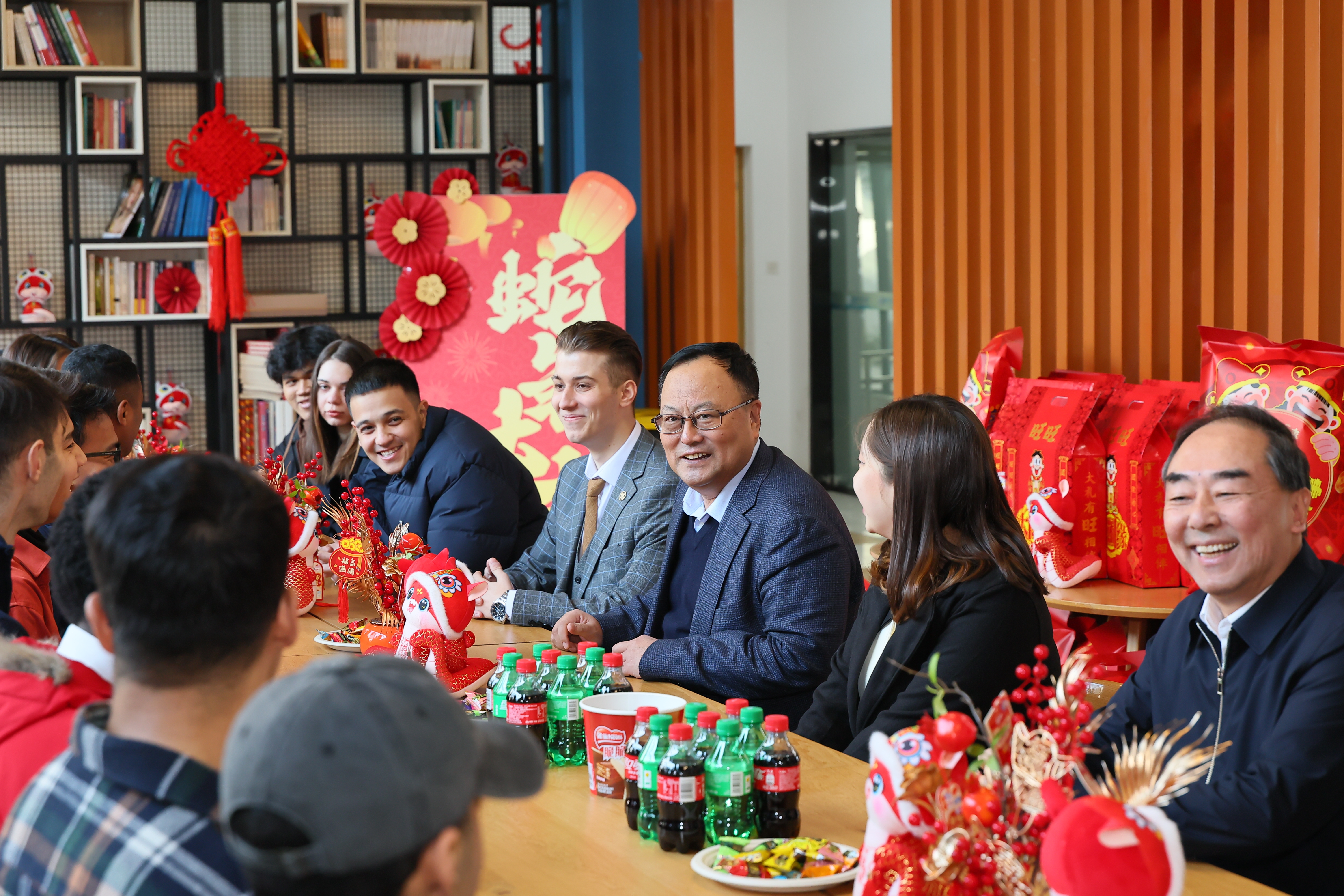 校长 宋保维在海天苑留学生公寓，慰问国际教育学院及留校学生 (2).JPG